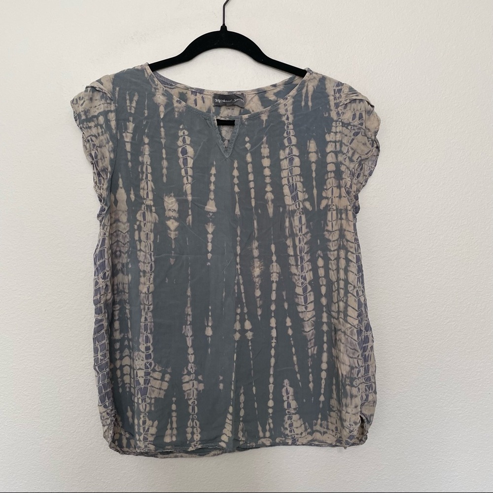 Michael stars tie dye blouse keyhole cut out blouse sz.L